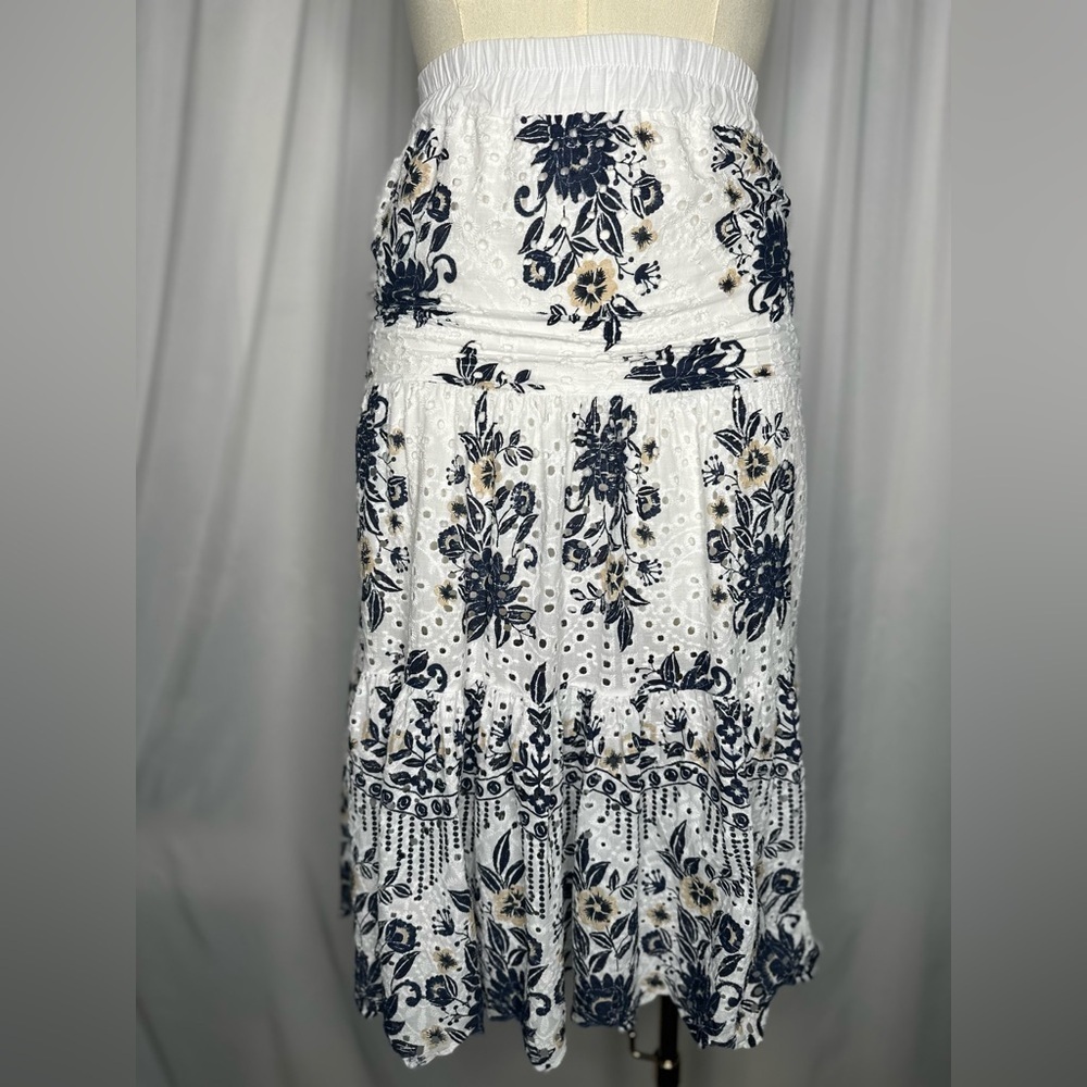 Made in Italy White Eyelet Floral Tiered Midi Skirt Elastic Waist (1118)